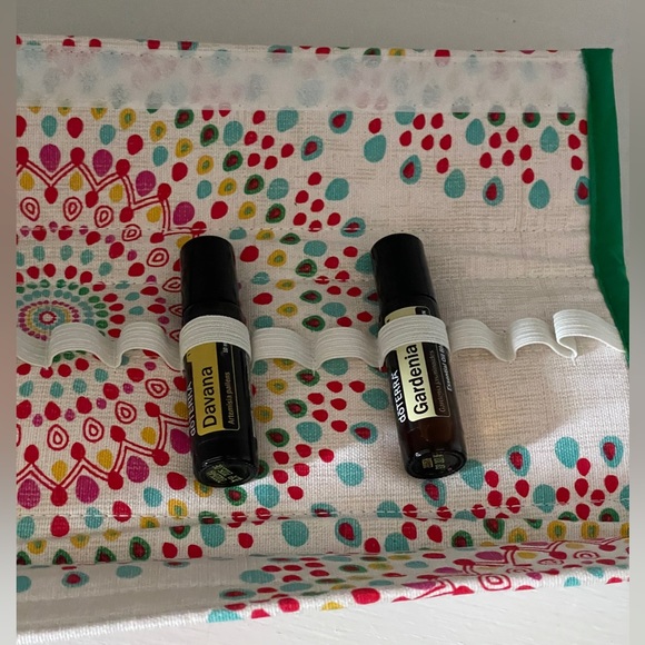 Oiling Bliss pouch: Oil pouch holds 10mL roller oils - Picture 4 of 6
